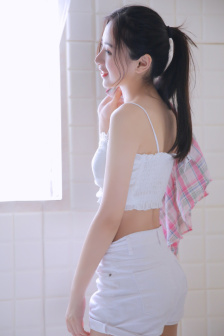 美女穿JK露出小奶头